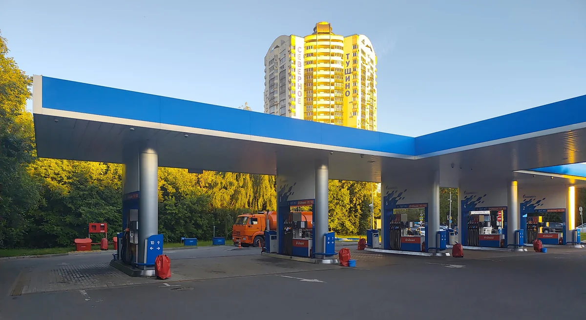 Дефицит бензина взвинтил спрос на электромобили. Разбираем цифры.